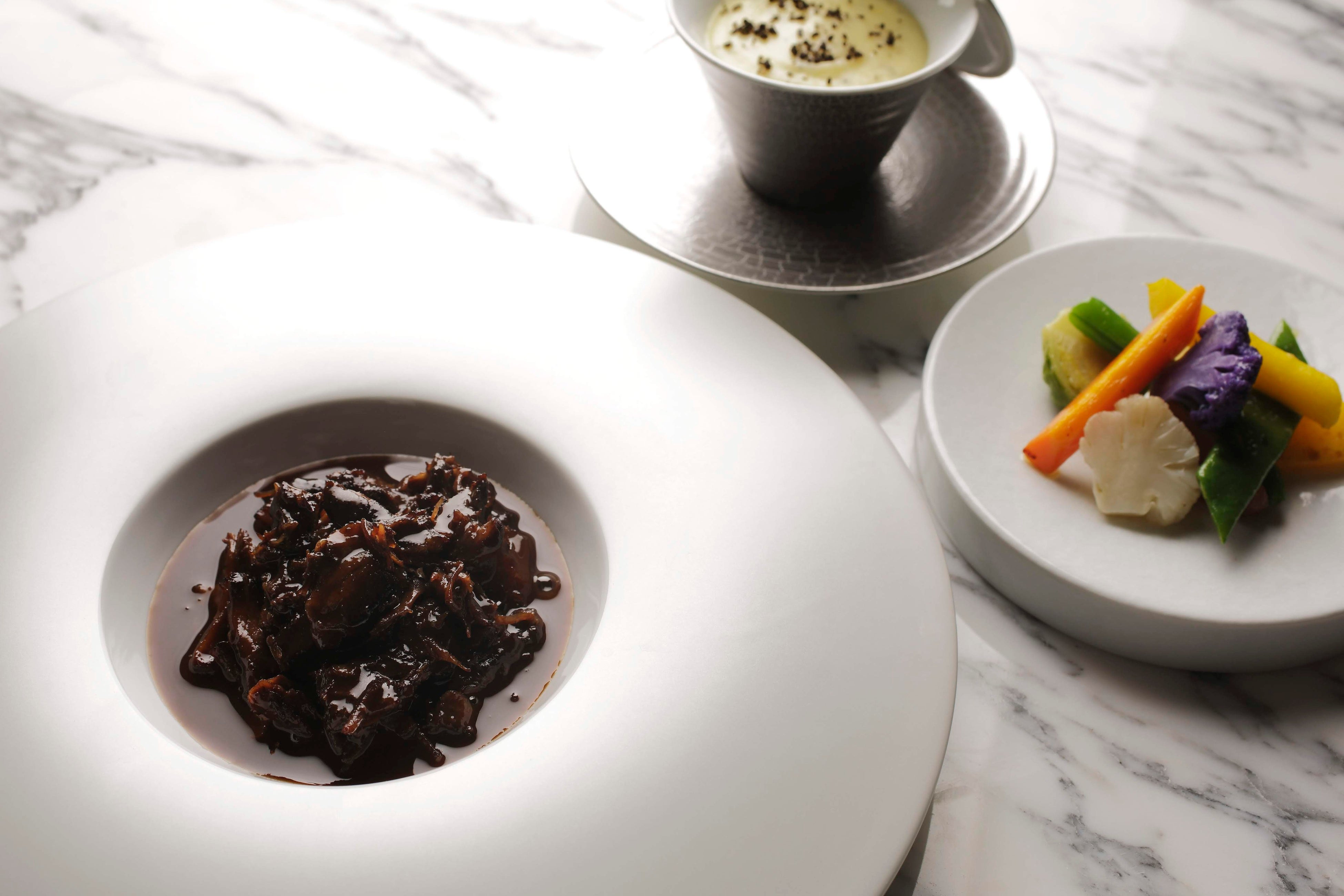 牛テールの赤ワイン煮込み