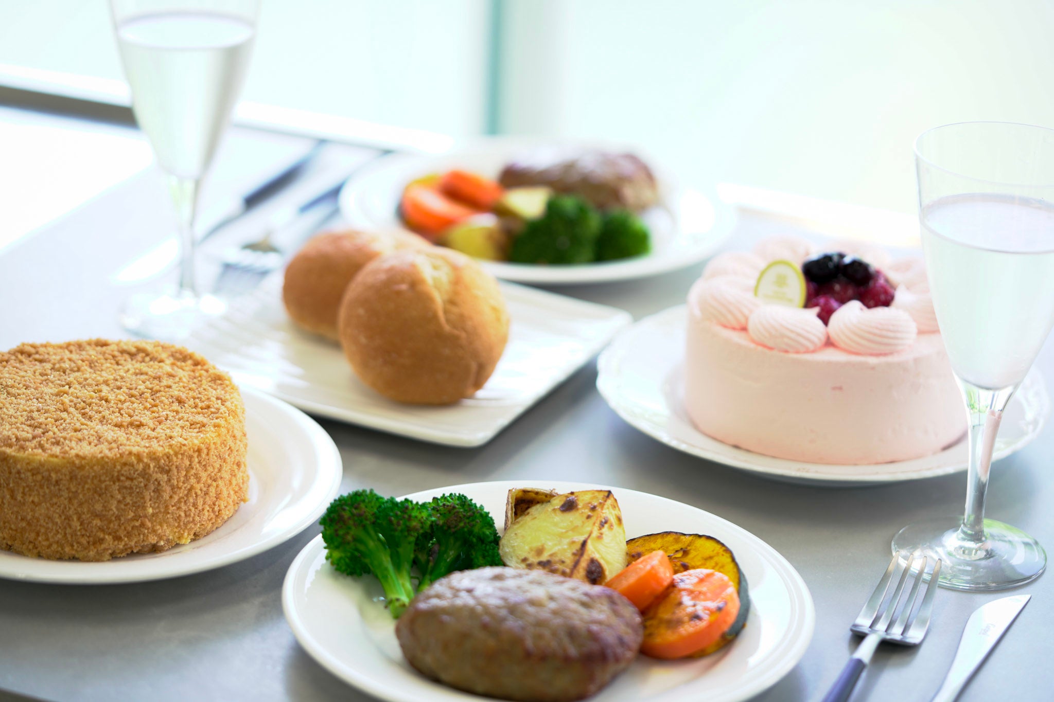 ケーキとハンバーグで華やかかな食卓に