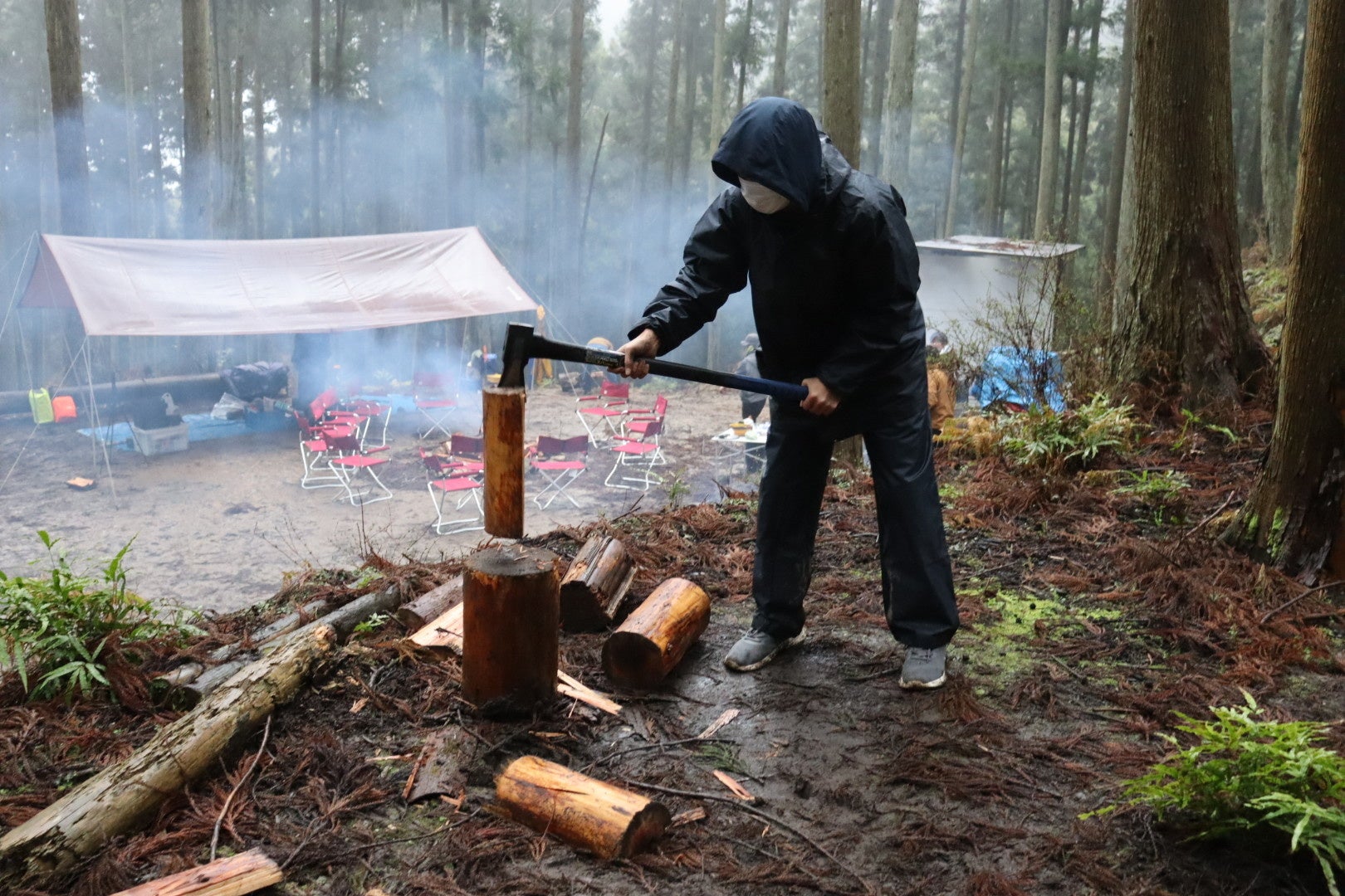 大雨の中の野外体験活動