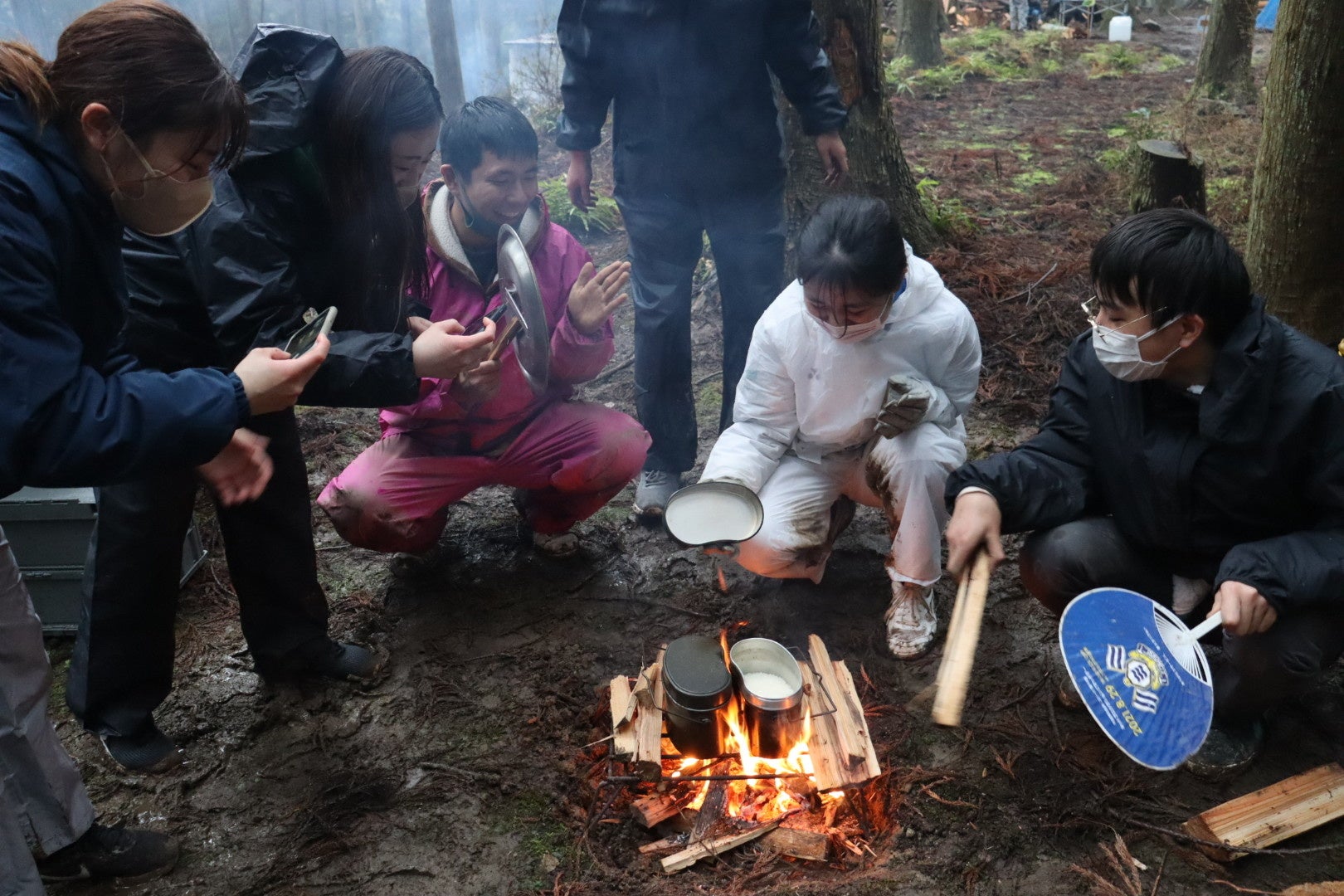 大雨の中火をつけて夕食作り