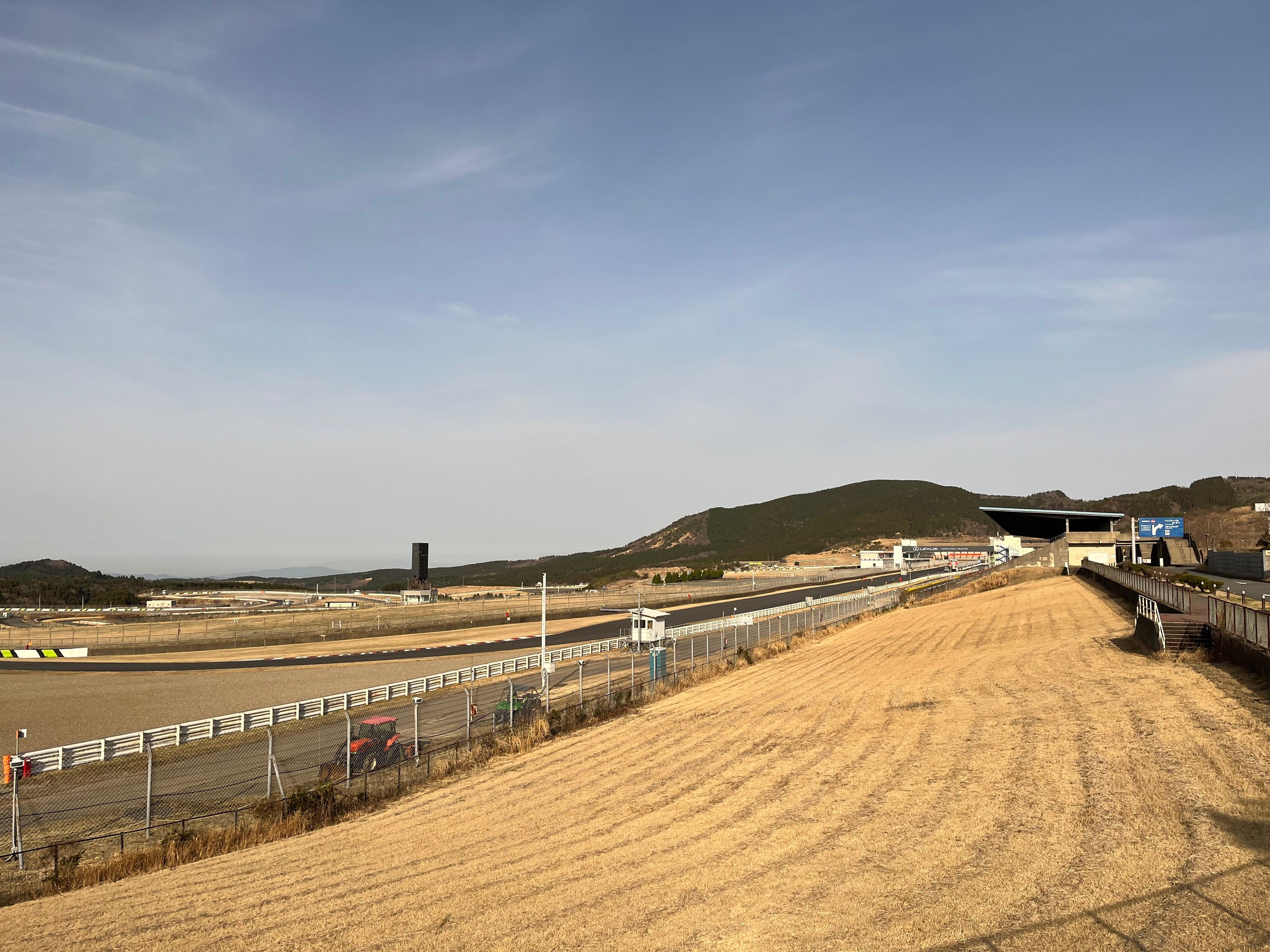 グランドスタンド横芝生エリア