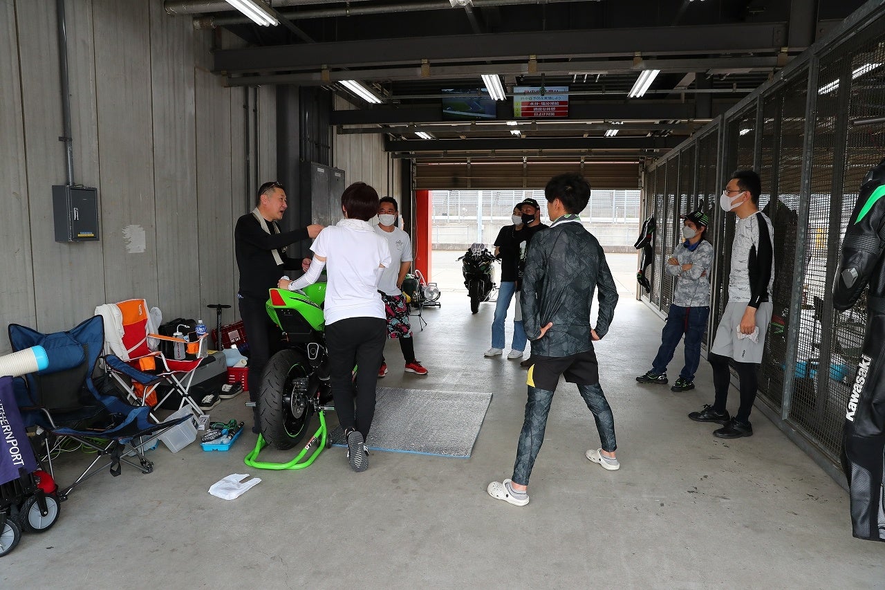 レース中はライバルですが、ピットでは同じバイクを愛する仲間