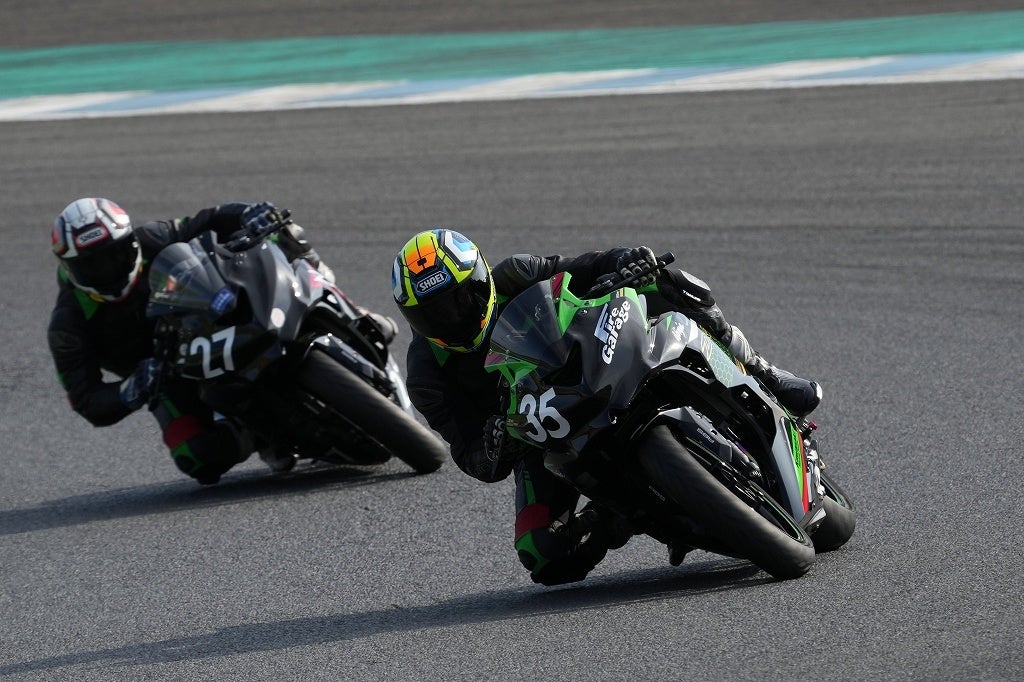 #35丸山選手と#27の松村選手によるトップ争い