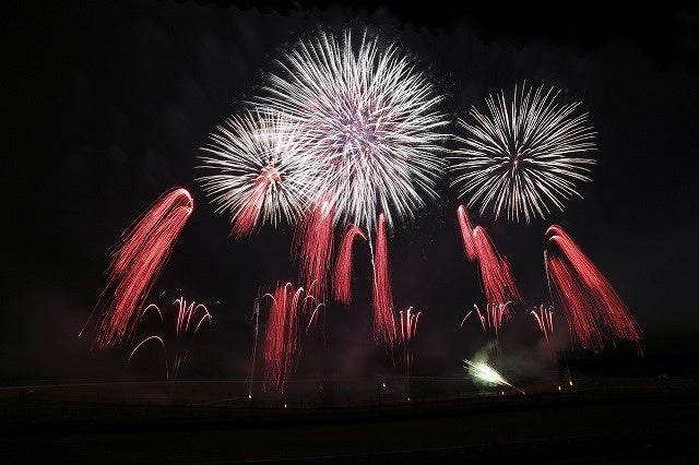 オートポリスで1万発の打ち上げ花火！「天空 de HANABI