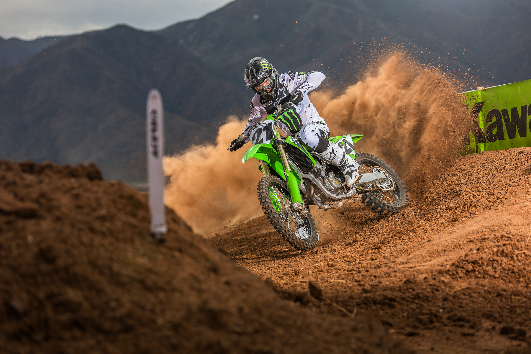 カワサキから5年ぶりのフルモデルチェンジとなった2024年モデル「KX450