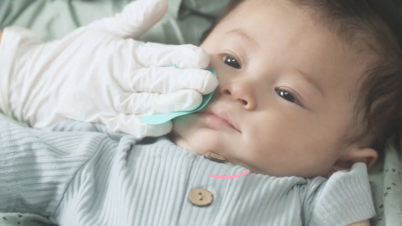 お子様の顔の皮脂を取る様子