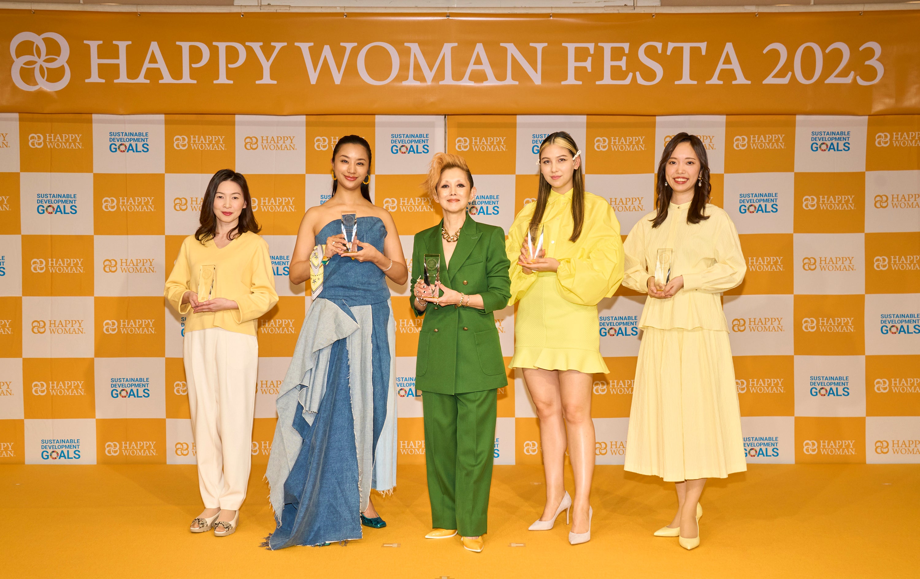 左から、シェアダイン共同代表井出有希、高橋メアリージュン氏、夏木マリ氏、長谷川ミラ氏、株式会社マムズ 斎藤睦美氏