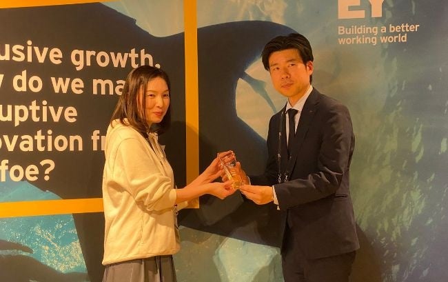 左から、シェアダイン共同代表井出有希、EY 新日本有限責任監査法人　柄澤涼氏