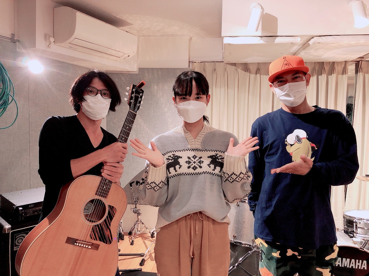 左より　新屋行裕（かりゆし58）、上原千果、前川真悟（かりゆし58）