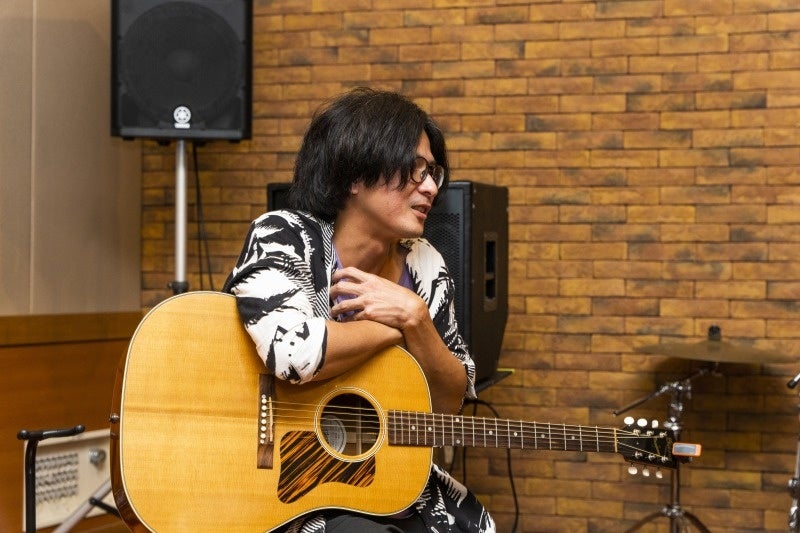 かりゆし58　ギター　新屋行裕