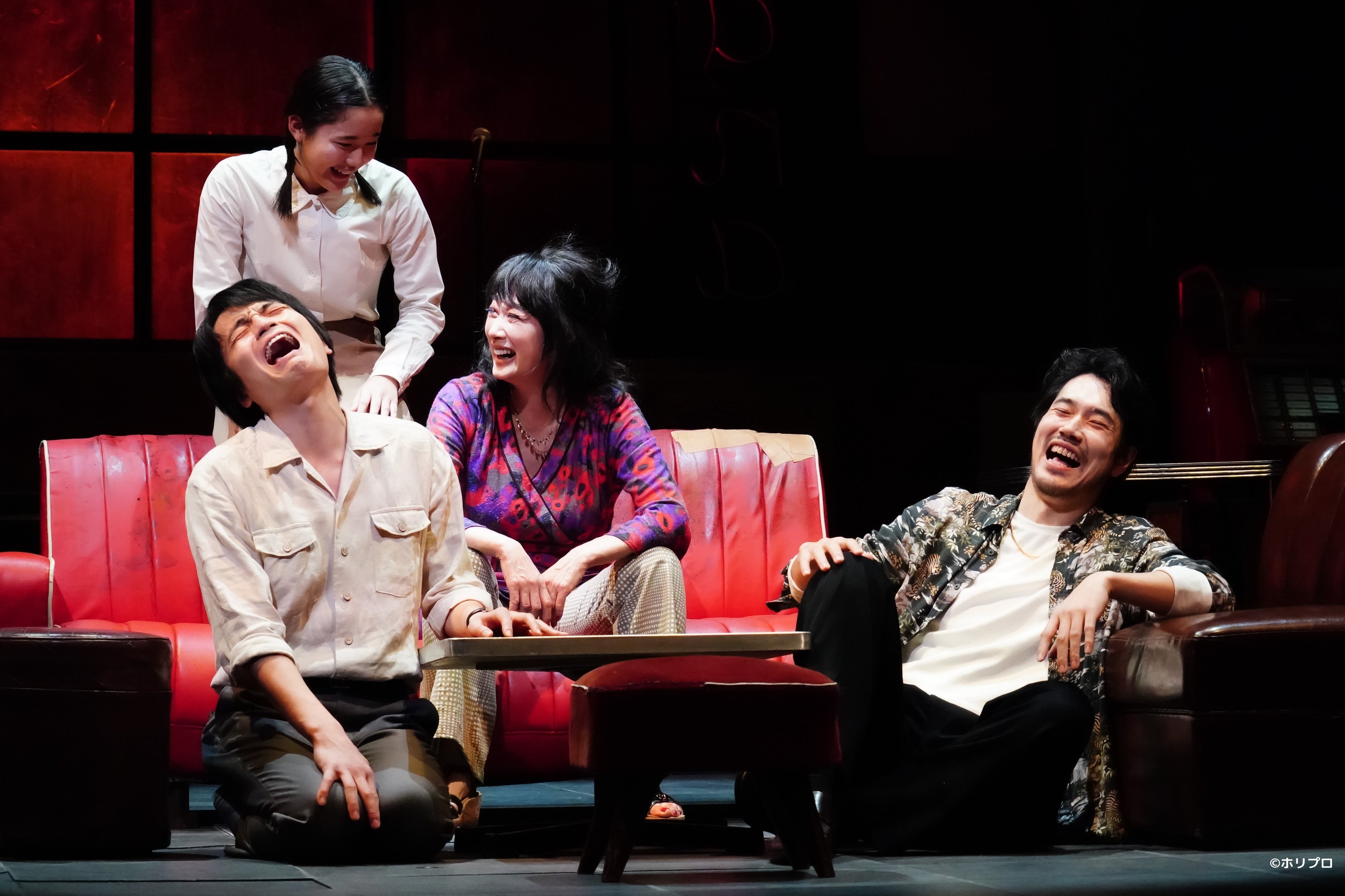 左から アキオ役岡山天音、ナナコ役上原千果、おかあ役余 貴美子、ハルオ役松山ケンイチ