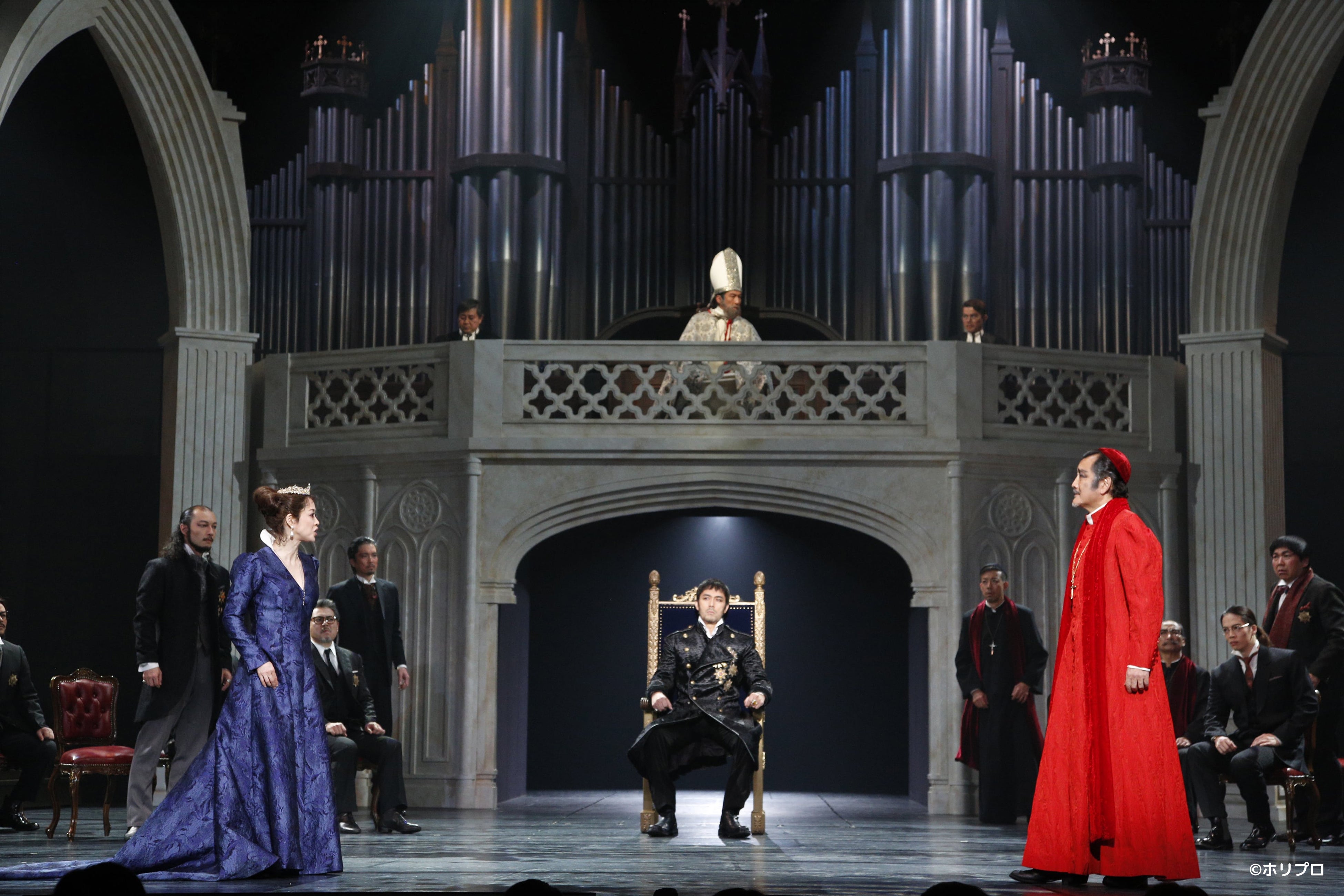 2020年公演より　中央左)宮本裕子／中央)阿部 寛／中央右)吉田鋼太郎　撮影：渡部孝弘