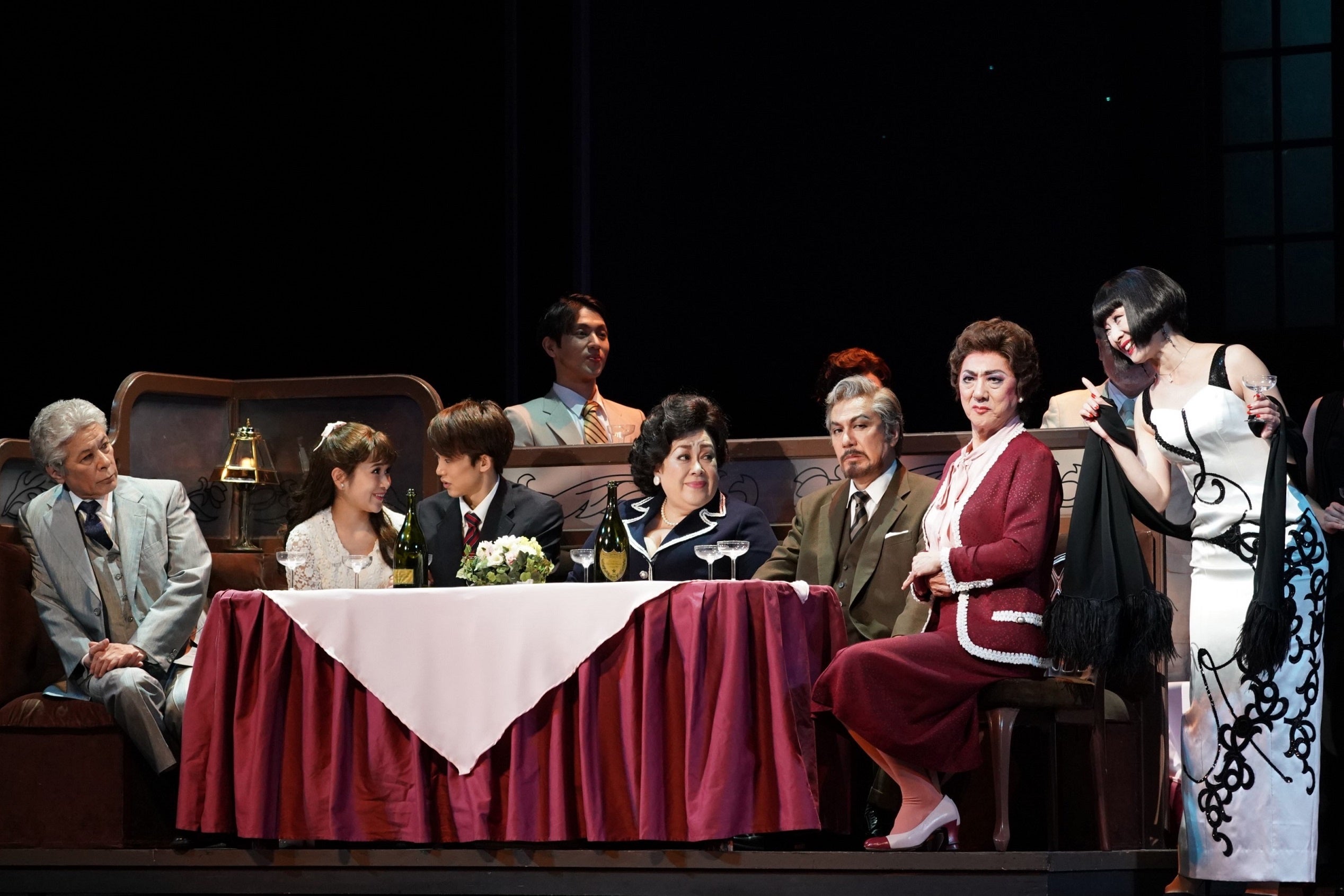 左より）鹿賀丈史、小南満佑子、内海啓貴、森公美子、今井清隆、市村正親、香寿たつき