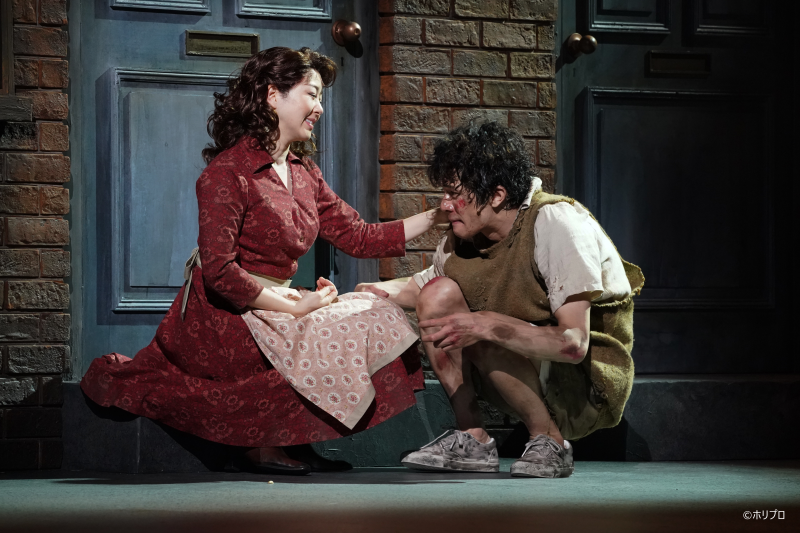 左より）ミセス・ジョンストン役 堀内敬子、ミッキー役 柿澤勇人