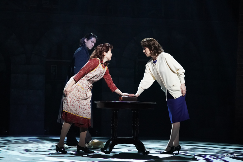 左手前）ミセス・ジョンストン役 堀内敬子、左奥）ナレーター役 伊礼彼方、右）ミセス・ライオンズ役 一路真輝