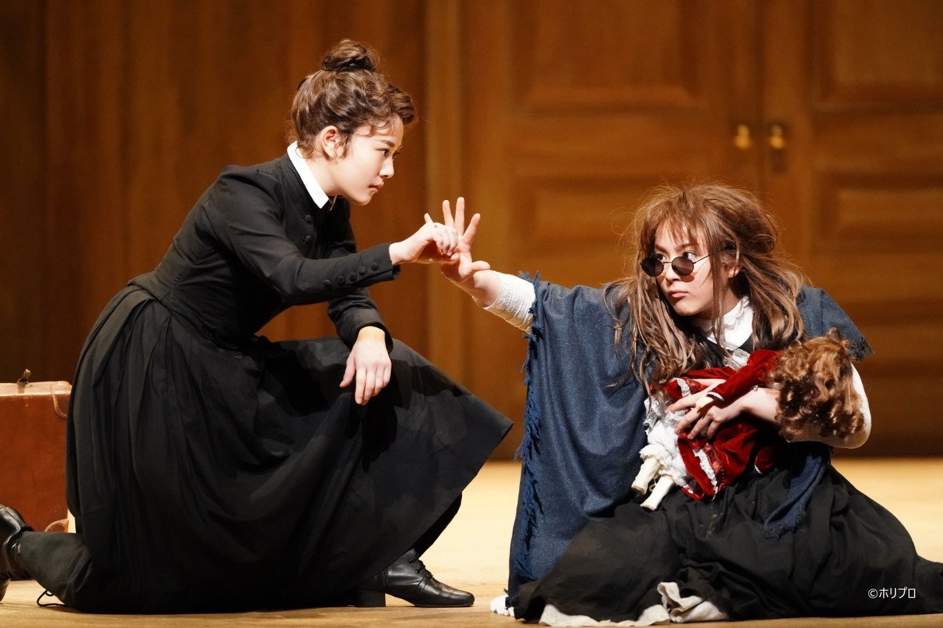 左より）アニー・サリヴァン役 高畑充希、ヘレン・ケラー役 平 祐奈