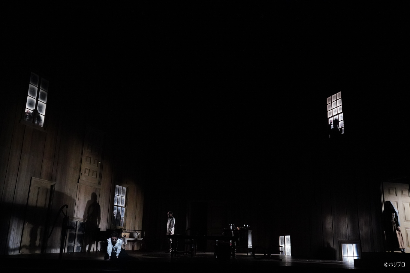 左より）アニー・サリヴァン役 高畑充希、ハウ博士役 佐藤誓、看護師役 増子倭文江