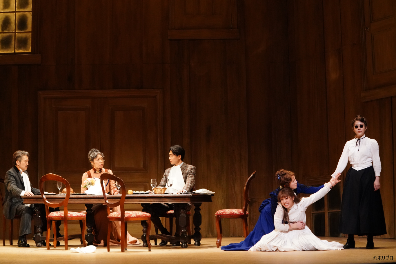 左より）アーサー・ケラー役 池田成志、エヴ伯母役 増子倭文江、ジェイムズ・ケラー役 井上祐貴、ケイト・ケラー役 村川絵梨、ヘレン・ケラー役 平 祐奈、アニー・サリヴァン役 高畑充希