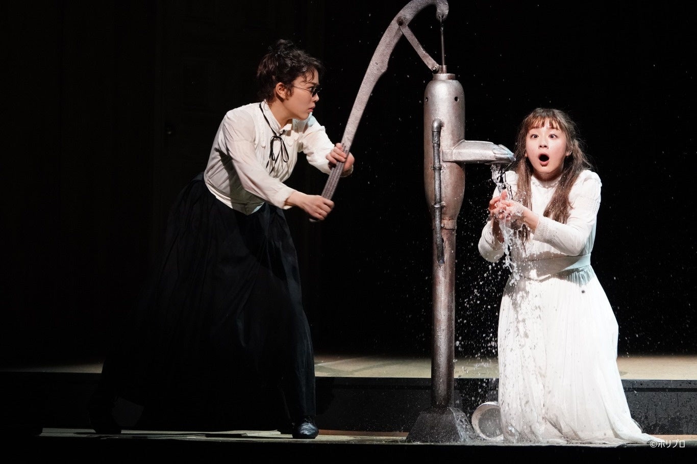 左より）アニー・サリヴァン役 高畑充希、ヘレン・ケラー役 平 祐奈