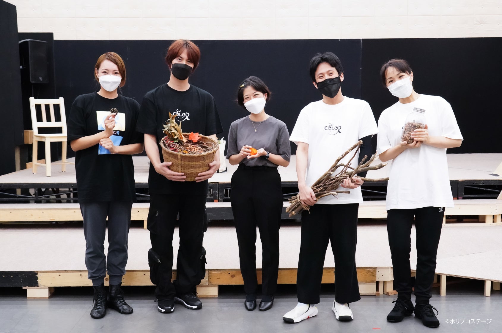 左から）柚希礼音、浦井健治、小山ゆうな(演出)、成河、濱田めぐみ