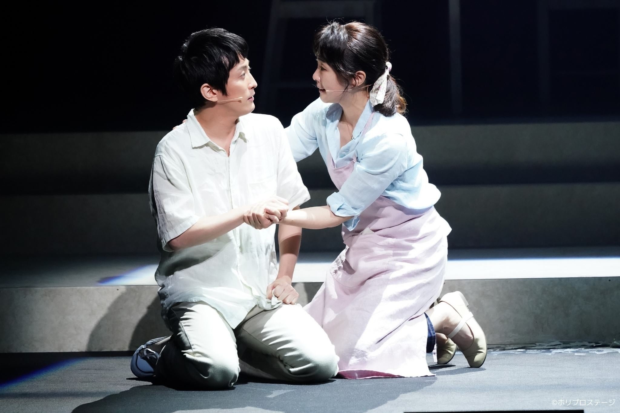 左から）ぼく役 成河、母役 濱田めぐみ