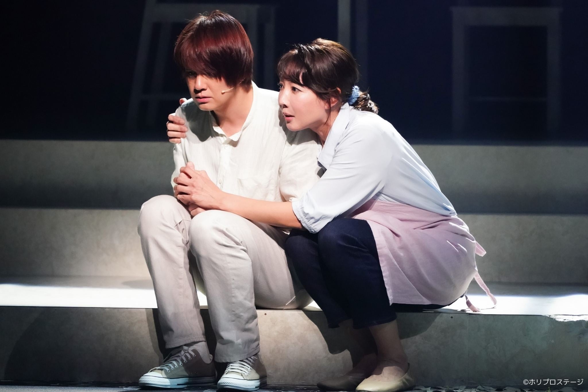 左から）ぼく役 浦井健治、母役 柚希礼音