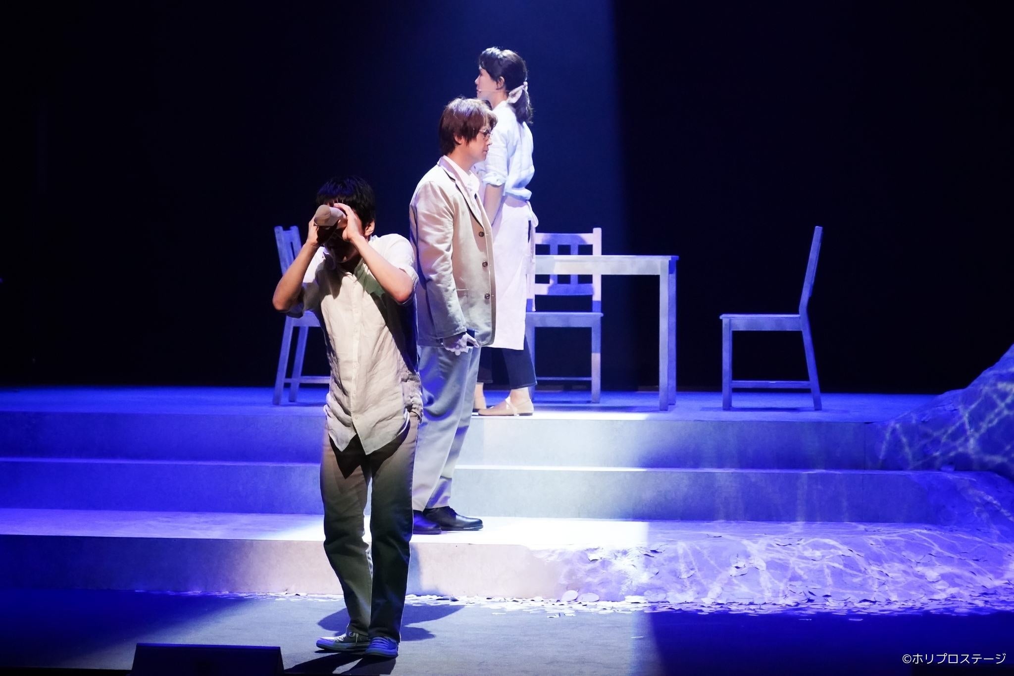 奥から）母役 濱田めぐみ、大切な人たち役 浦井健治、ぼく役 成河