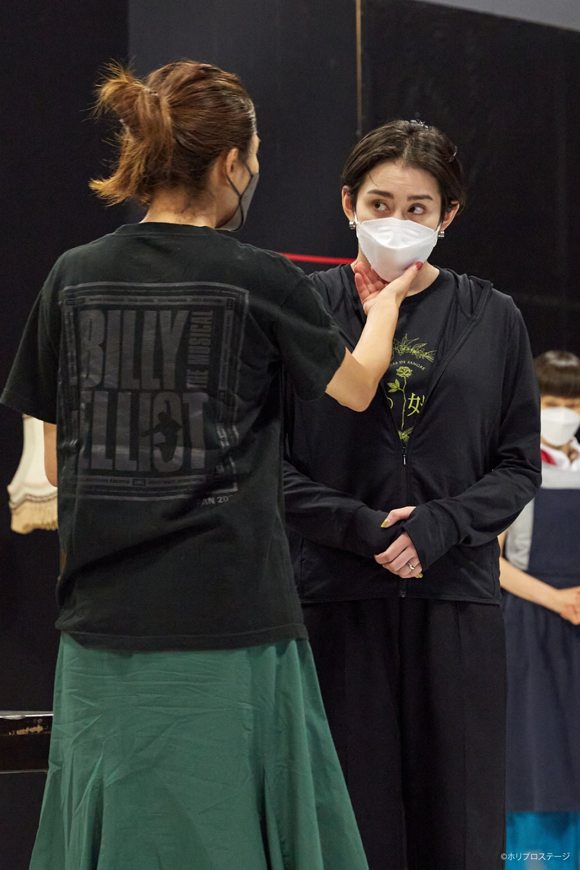 左から）母親役：安蘭けい、花嫁役：早見あかり