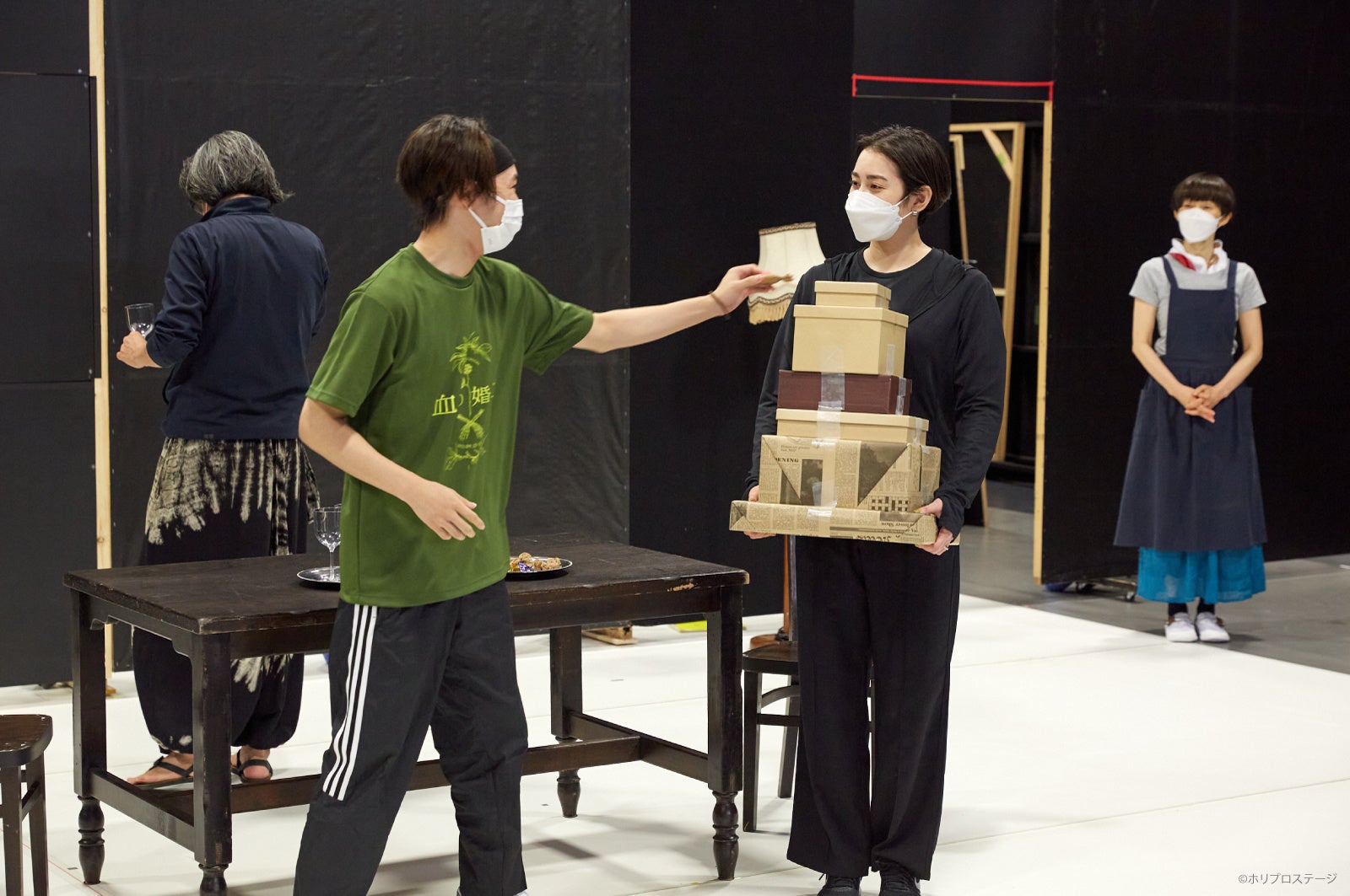 左から）花婿役：須賀健太、花嫁役：早見あかり