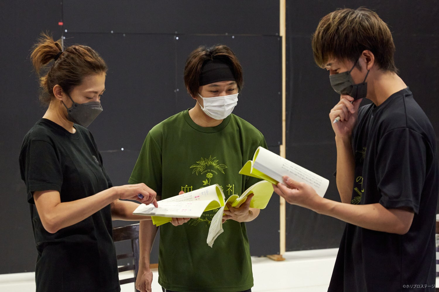 左から）母親役：安蘭けい、花婿役：須賀健太、演出：杉原邦生