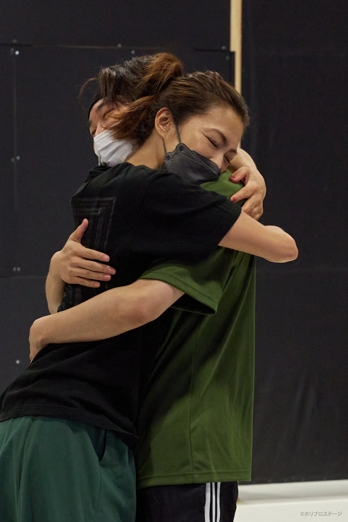 左から）母親役：安蘭けい、花婿役：須賀健太