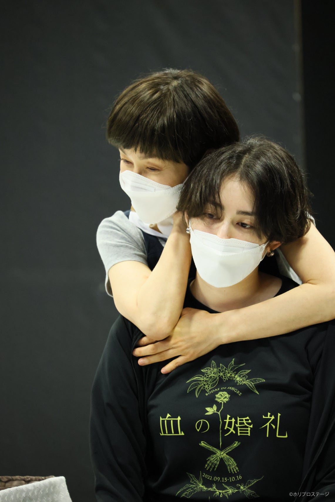 左から）女中役：内田淳子、花嫁役：早見あかり