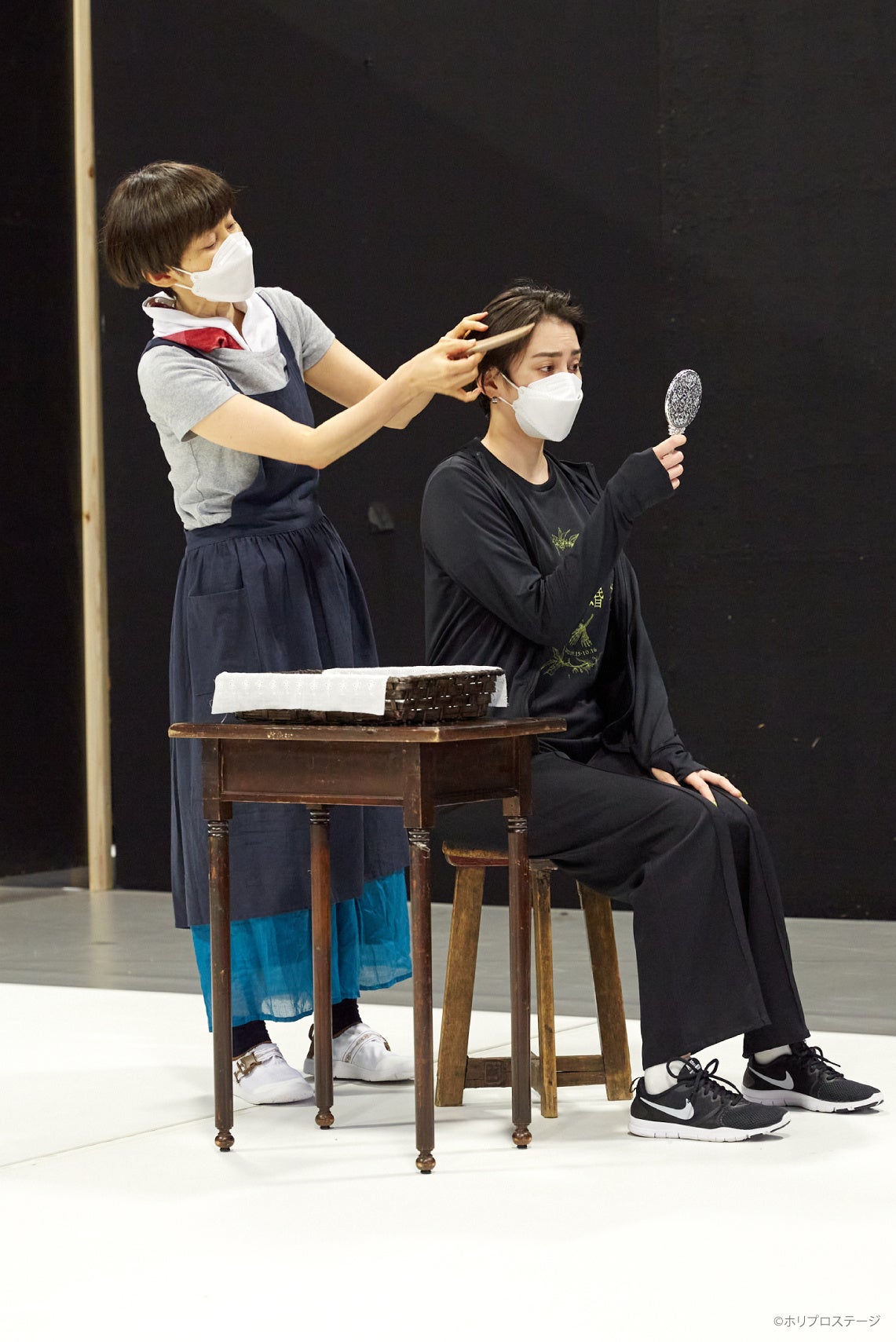 左から）女中役：内田淳子、花嫁役：早見あかり