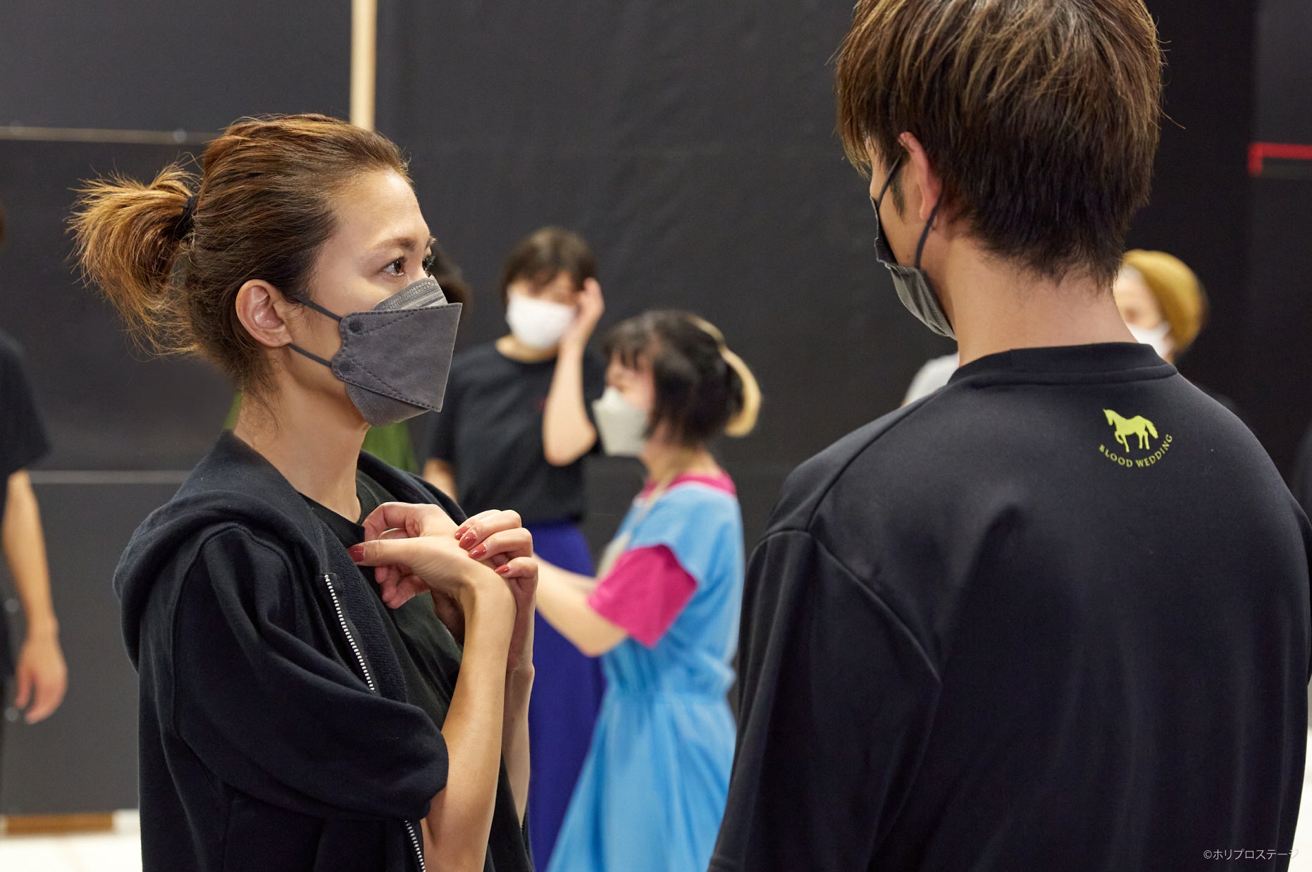 左から）母親役：安蘭けい、演出：杉原邦生