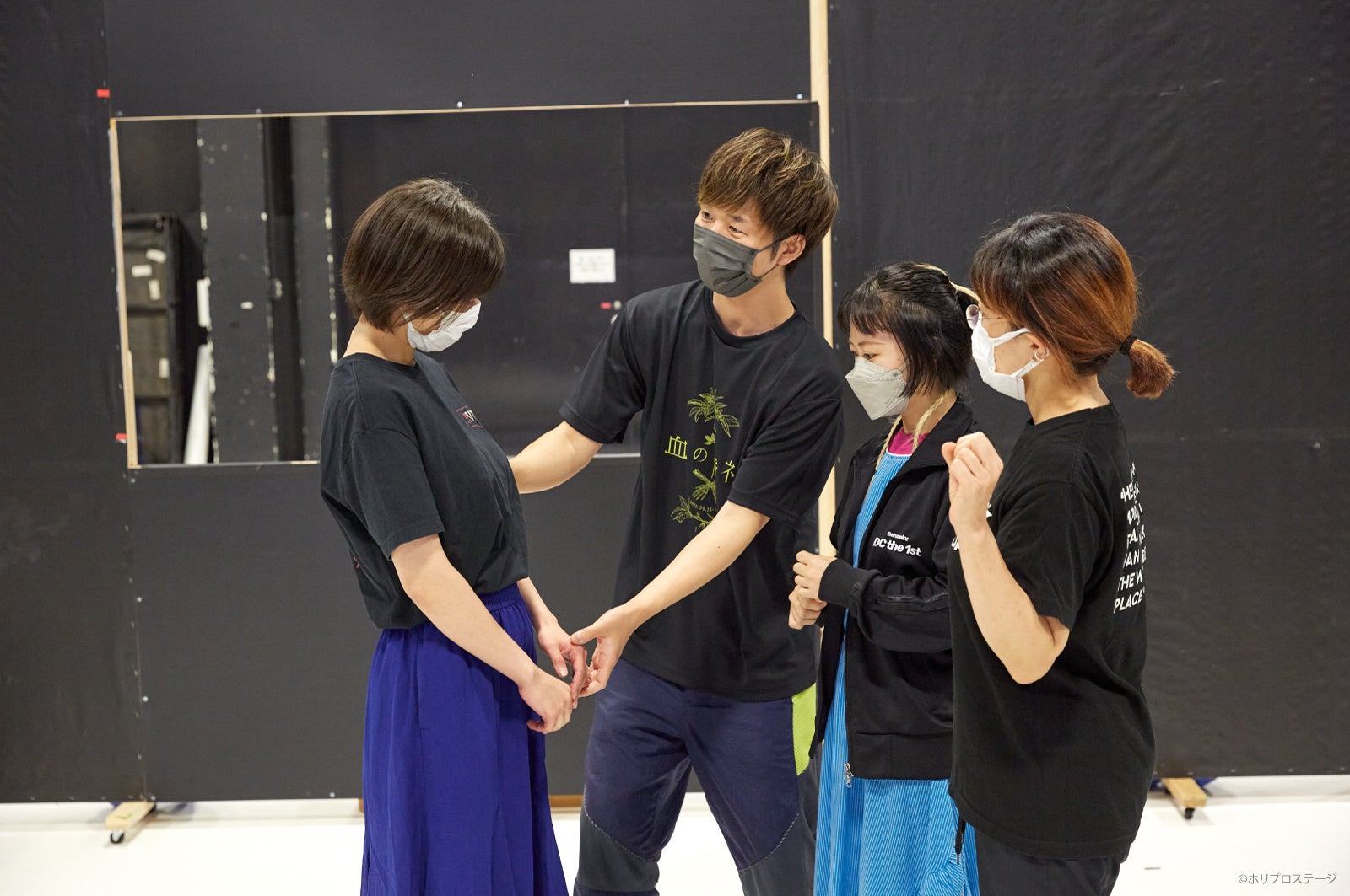 左から）レオナルドの妻役：南沢奈央、演出：杉原邦生、女の子役：出口稚子、演出助手