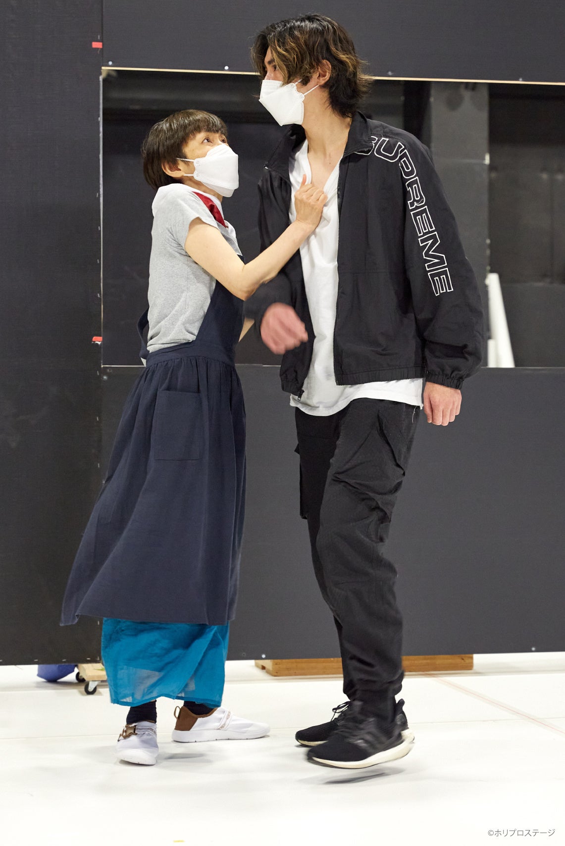 左から）女中役：内田淳子、レオナルド役：木村達成