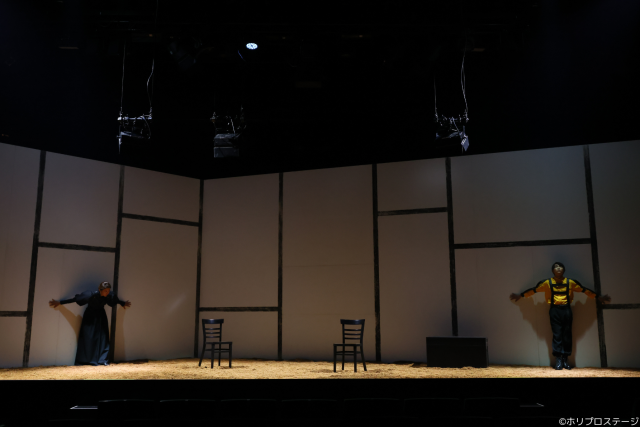 左から）母親：安蘭けい、花婿：須賀健太