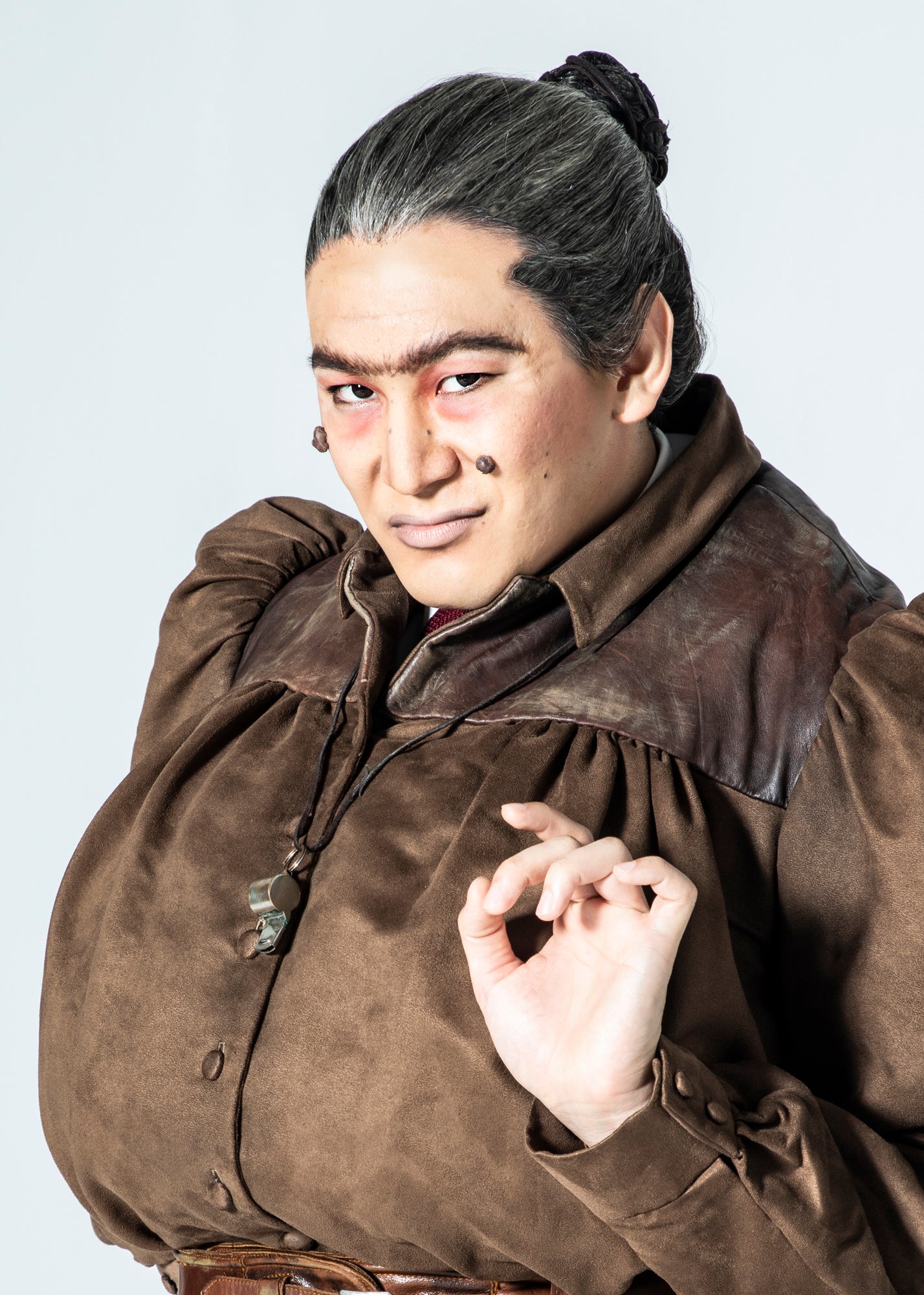 ミス・トランチブル校長役：小野田龍之介