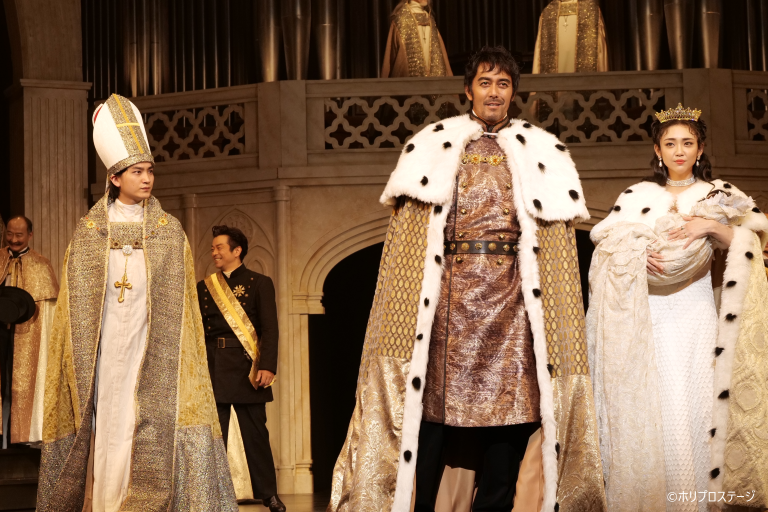 左から）トマス・クランマー：金子大地、ヘンリー八世：阿部 寛、アン・ブリン：山谷花純