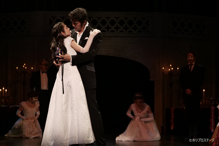 左から）アン・ブリン：山谷花純、ヘンリー八世：阿部 寛