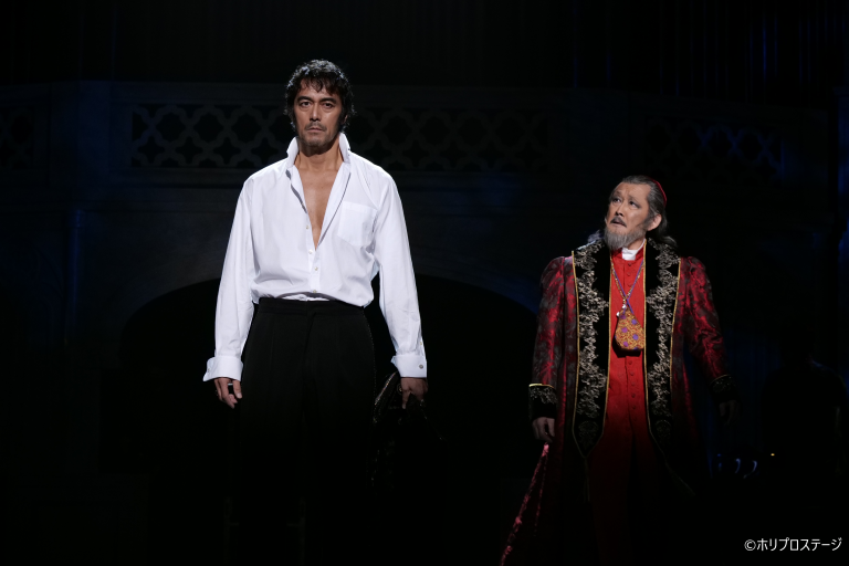 左から）ヘンリー八世：阿部 寛、枢機卿ウルジ―：吉田鋼太郎