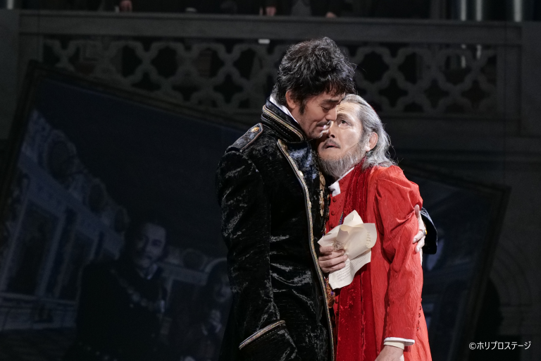 左から）ヘンリー八世：阿部 寛、枢機卿ウルジ―：吉田鋼太郎