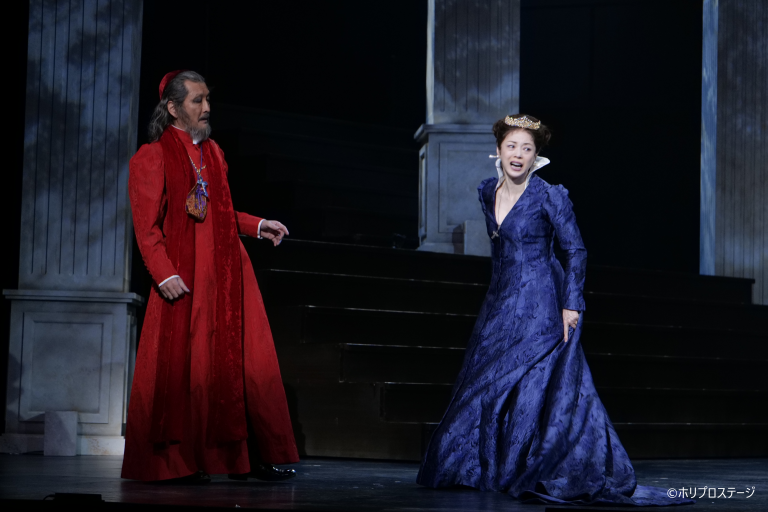 左から）枢機卿ウルジー：吉田鋼太郎、キャサリン：宮本裕子