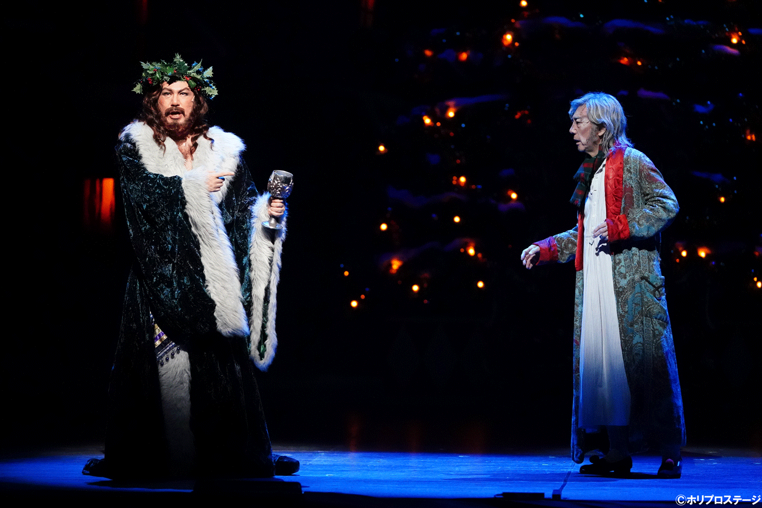 左より）現在のクリスマスの精霊役-今井清隆、スクルージ役-市村正親