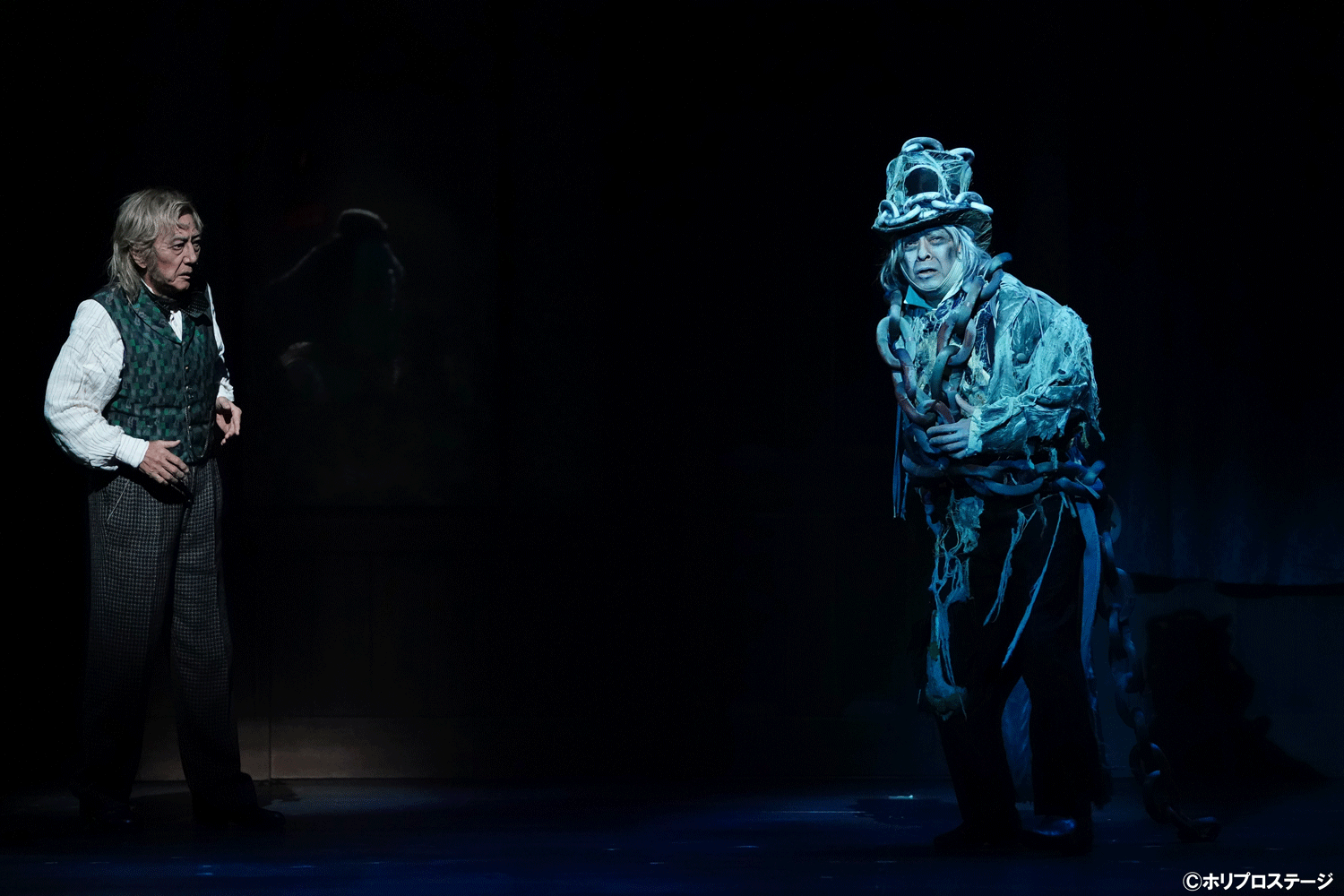  左より）スクルージ役-市村正親、ジェイコブ・マーレイ役-安崎求