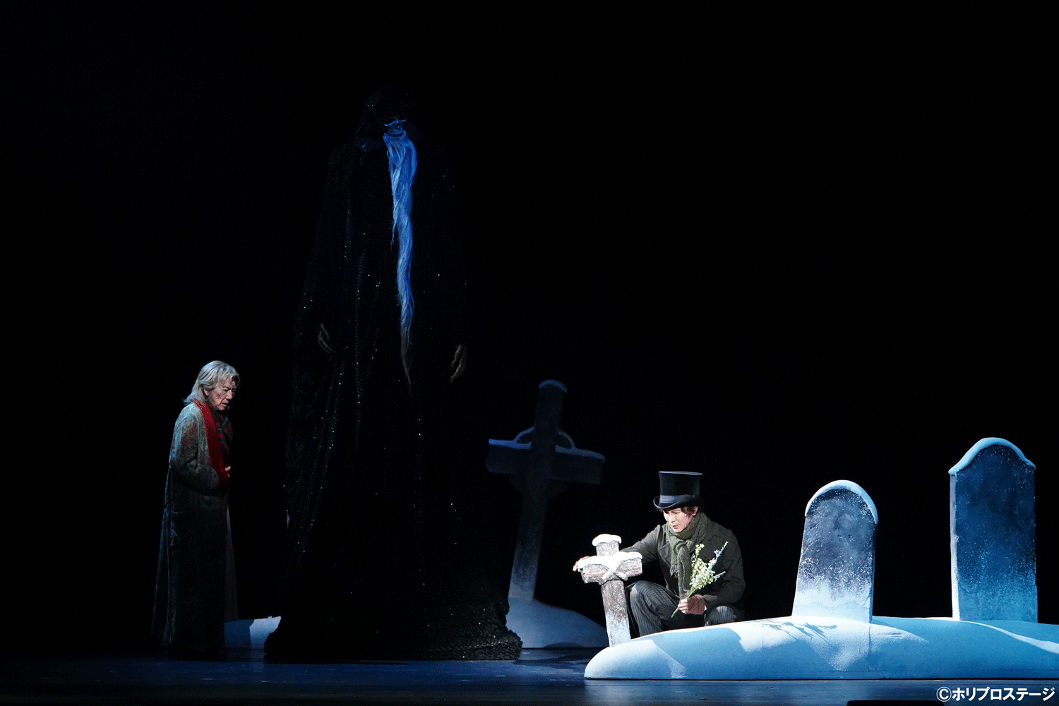 左より）スクルージ役-市村正親、未来のクリスマスの精霊役-阿部裕、ボブ・クラチット役-武田真治