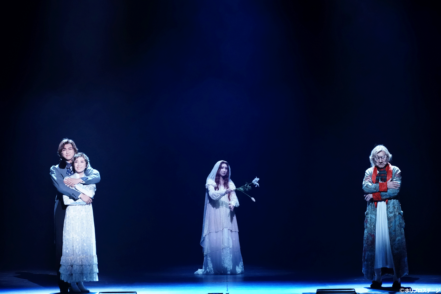 左より）イザベル役 実咲凜音、若き日のスクルージ役 相葉裕樹、過去のクリスマスの精霊役 愛原実花、スクルージ役 市村正親 