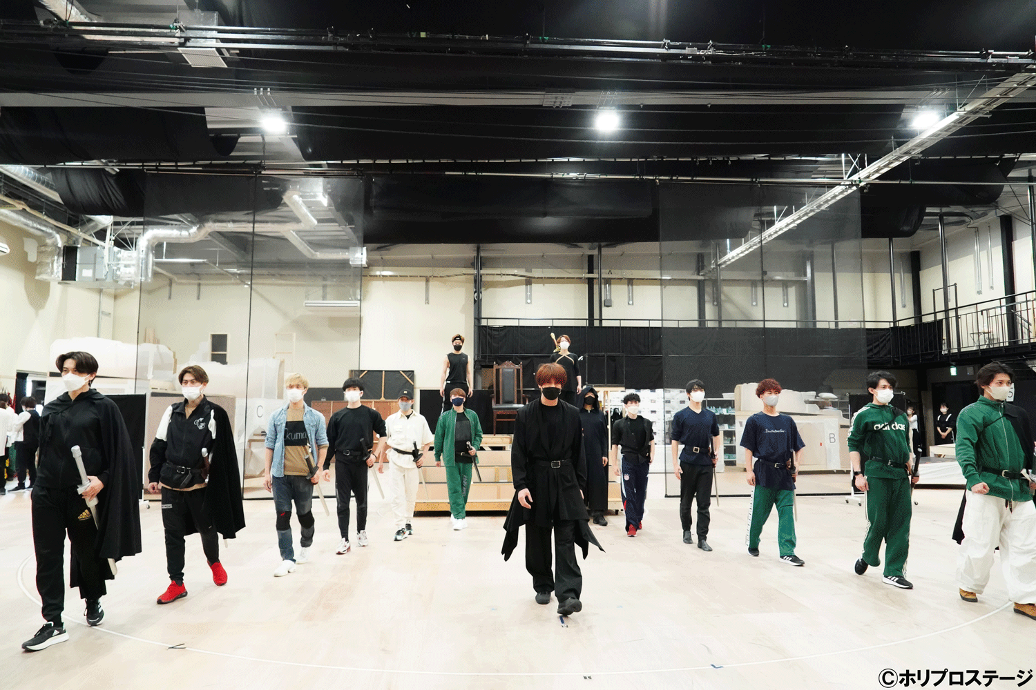 左から）ランスロット：太田基裕、ケイ：東山光明、アーサー：浦井健治、ガウェイン：小林亮太