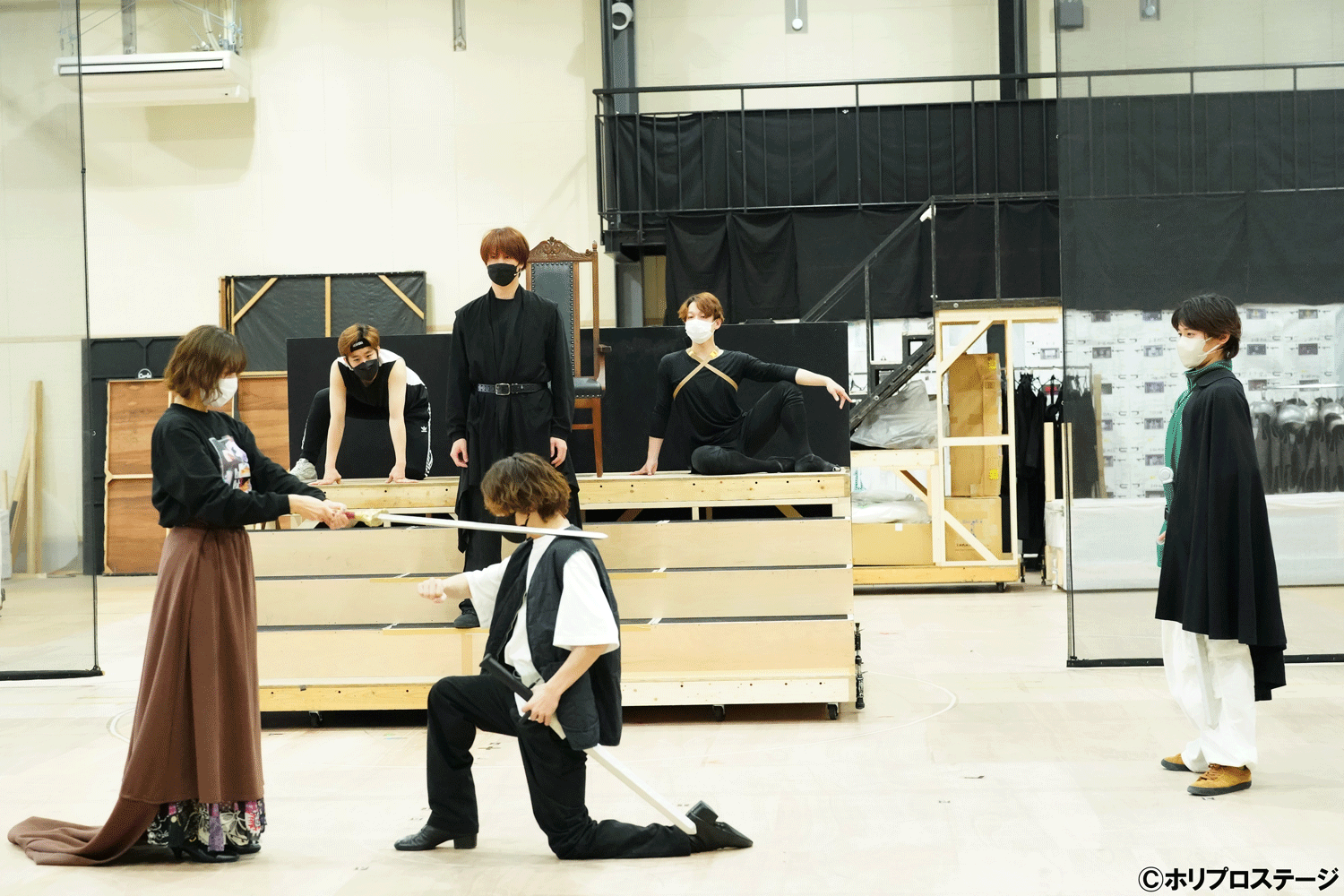 左から）グィネヴィア：宮澤佐江、ランスロット：平間壮一、アーサー：浦井健治、ガウェイン：小林亮太