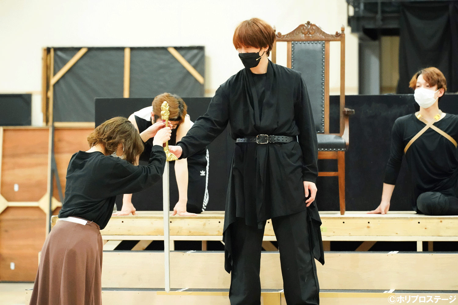 左から）グィネヴィア：宮澤佐江、アーサー：浦井健治